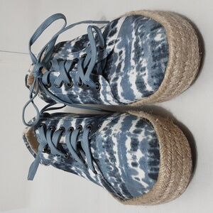 BOUTIQUE By Corkys Tart Blue/White Tie Dye Lace Up Women‎ 9